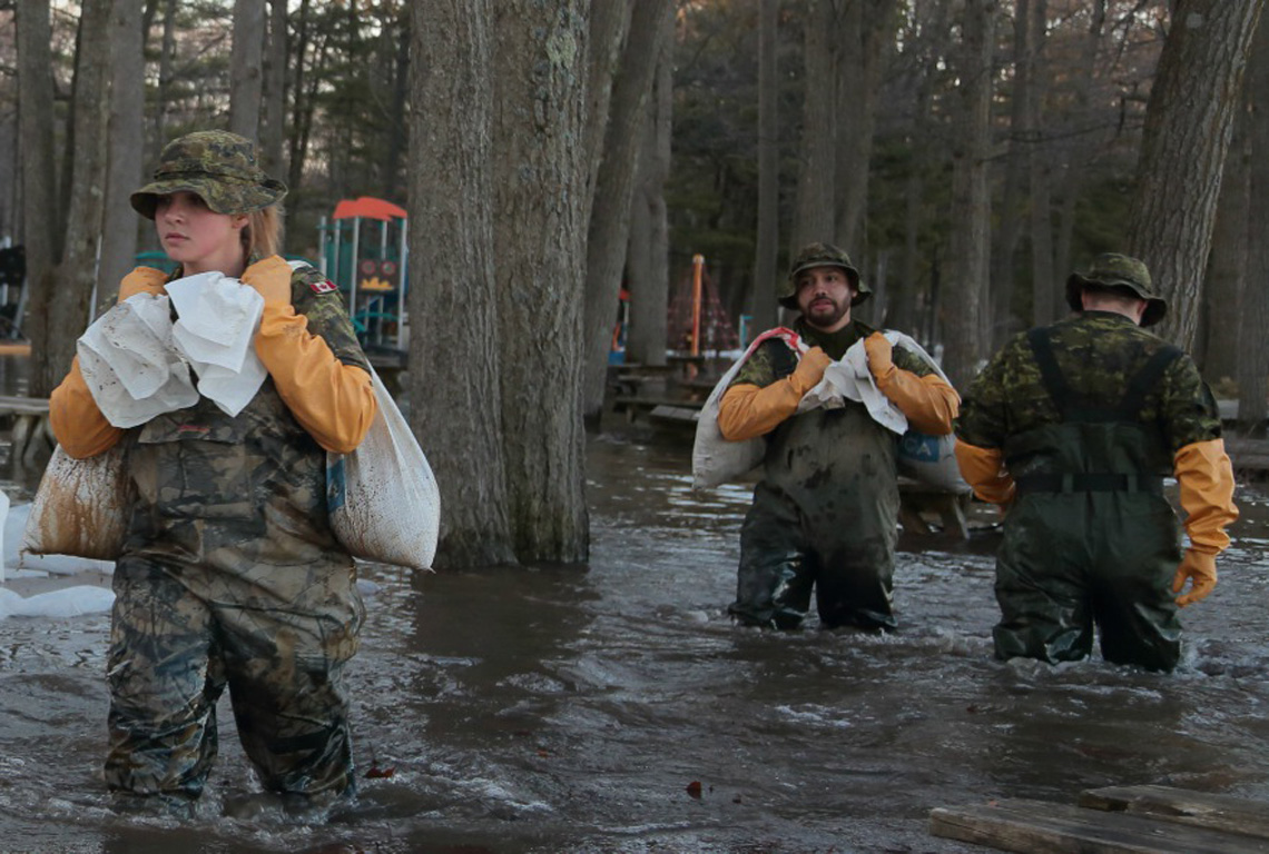 Canadians armed forces members helping in an emergency